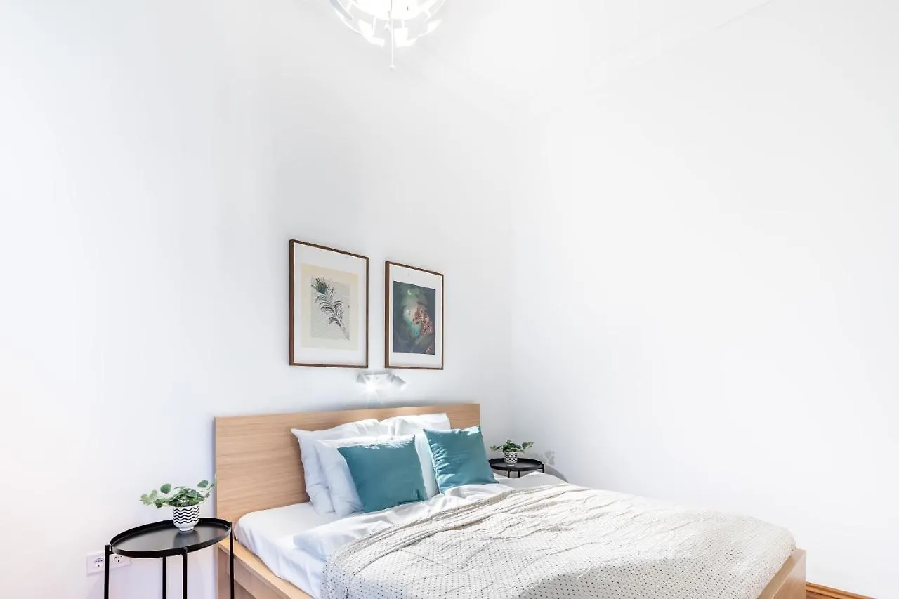 Super Central - Very Lively Area - In Gozsdu Budapest Apartment
