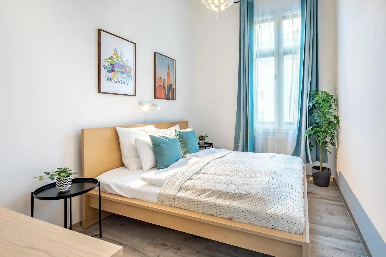 Super Central - Very Lively Area - In Gozsdu Budapest Apartment