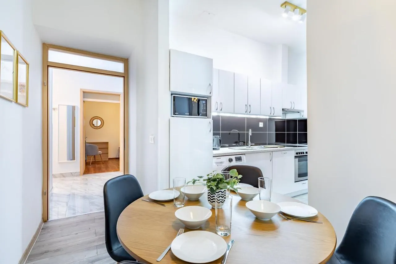 Super Central - Very Lively Area - In Gozsdu Budapest Apartment