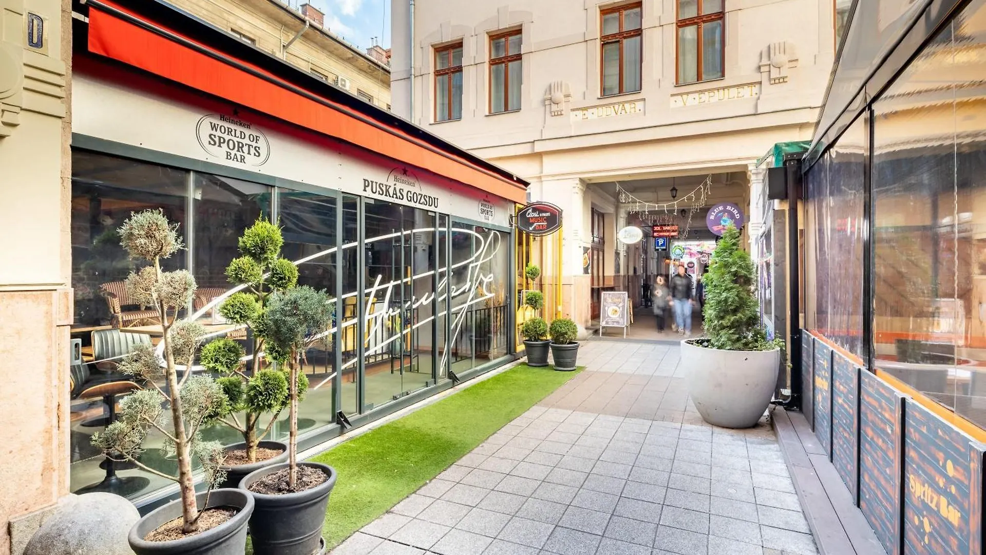 Super Central - Very Lively Area - In Gozsdu Budapest Apartment